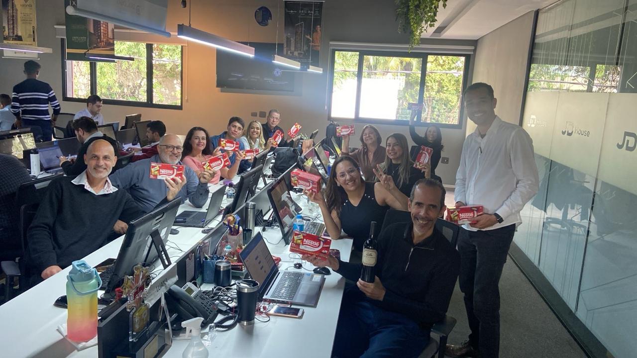 Renata com sua equipe no ambiente de trabalho
