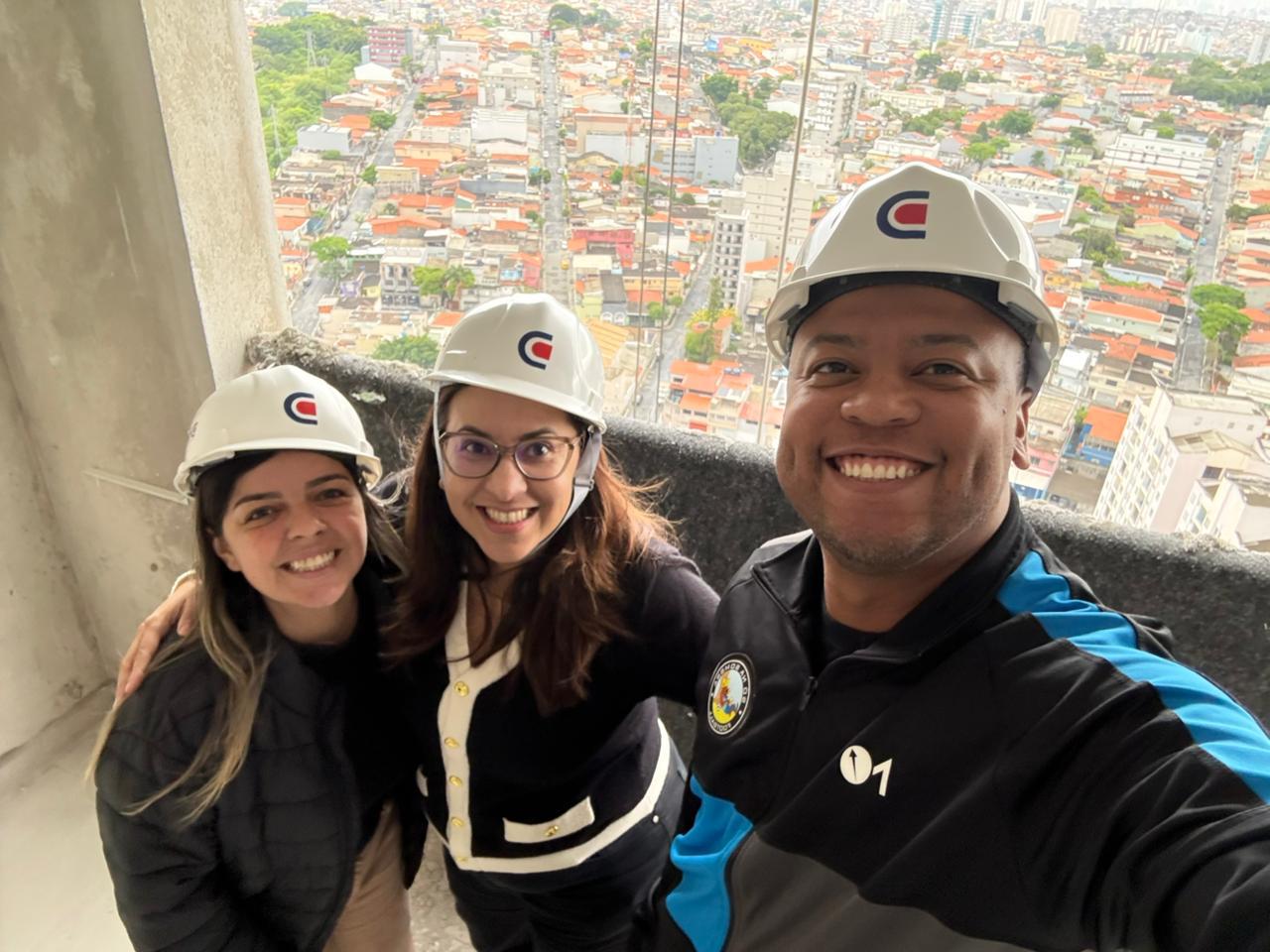 Renata em visita técnica a uma obra com profissionais do empreendimento